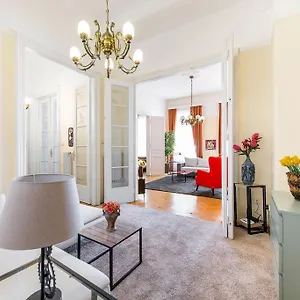 Elegant & Stylish Center Apartment